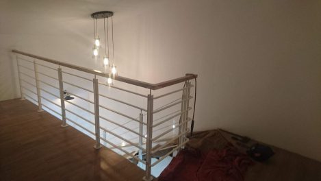 מעקה בטיחות ממתכת למדרגות