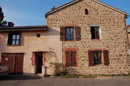 הרכבת מדרגות בבית עתיק בכפר בצרפת