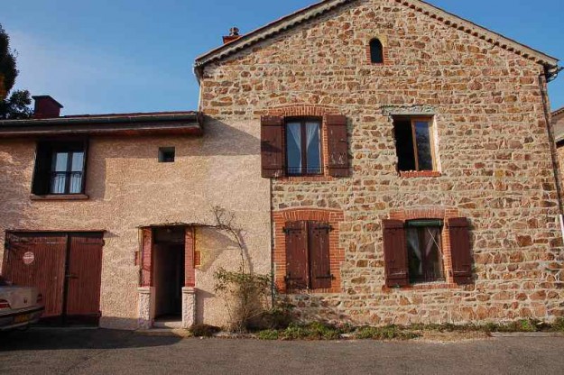 הרכבת מדרגות בבית עתיק בכפר בצרפת