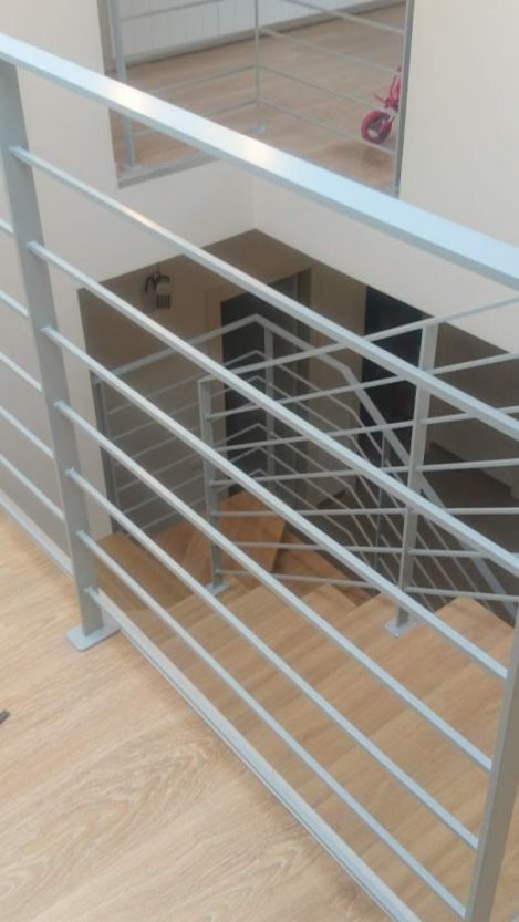 מעקה מתכת למדרגות