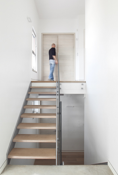 מדרגות שתי קורות ישרות, חיפוי עץ ומעקה זכוכית