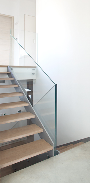 מדרגות שתי קורות ישרות, חיפוי עץ ומעקה זכוכית