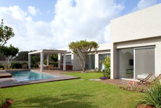 מדרגות קורה ישרה, הוד השרון