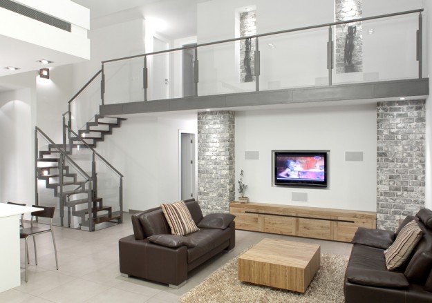 חלל תעשייתי שעבר הסבה והפך לבית מגורים יפהפה. מדרגות מדורגות בחיתוכי לייזר