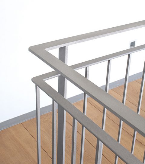 מעקה מתכת למדרגות בעיצוב פסים דקים