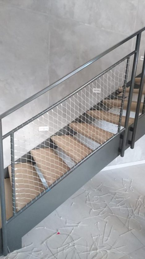 מעקה מרשת נירוסטה למדרגות עץ