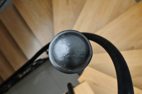 מעקה למדרגות בעבודת פירזול