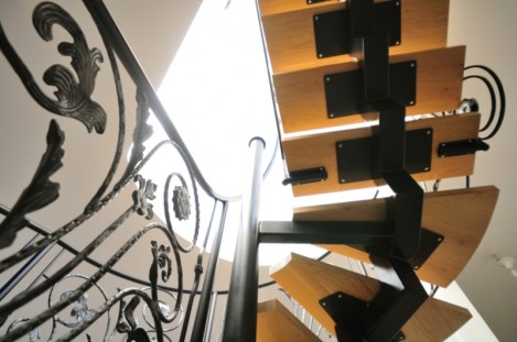 מעקה למדרגות ספירלה משולבות עץ