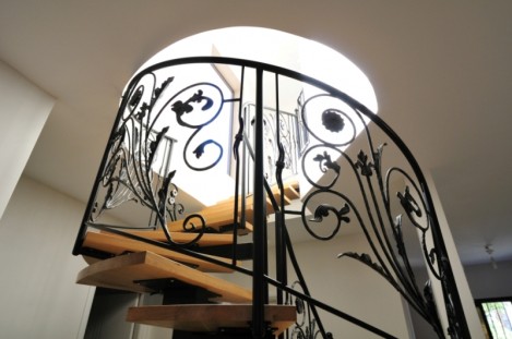 מעקה למדרגות עם עיטורים