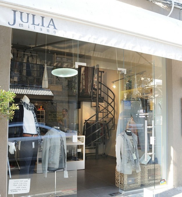 מדרגות לוליניות בחנות