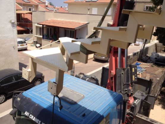 הרכבת מדרגות מתכת מדורגות באתר, בעזרת מנוף