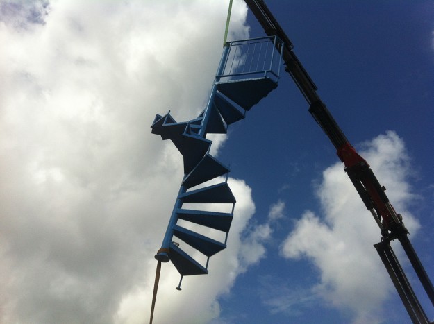 הרכבת מדרגות ספירליות (לוליניות) בבית הלקוח בעזרת מנוף הידראולי