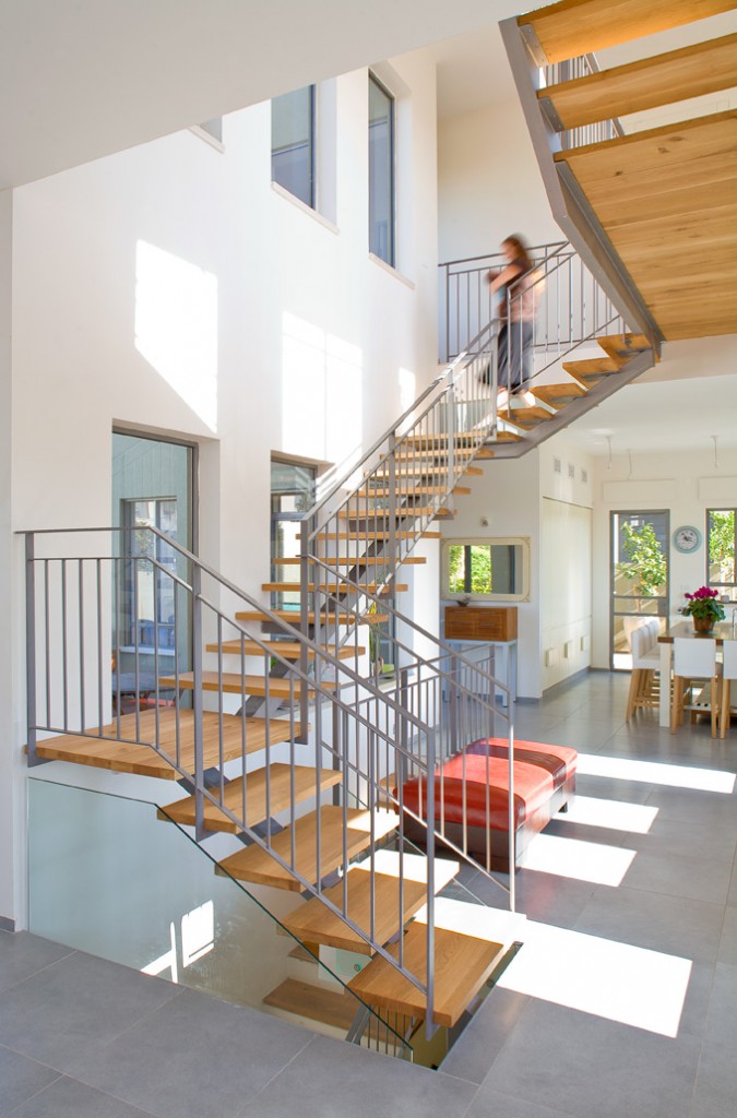 מדרגות מתכת קורה ישרה עם חיפוי עץ ומעקה מתכת