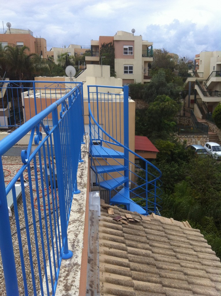 מדרגות לוליניות - ספירלה חיצוניות לגג בדירת גג בבנימינה