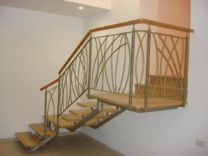 מדרגות קורה ישרה, ניר צבי