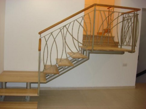 מדרגות קורה ישרה, חיפוי עץ ומעקה מתכת ועץ בטיחותי