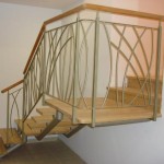מדרגות קורה ישרה, חיפוי עץ ומעקה מתכת ועץ בטיחותי