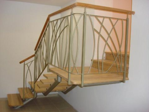 מדרגות קורה ישרה, חיפוי עץ ומעקה מתכת ועץ בטיחותי