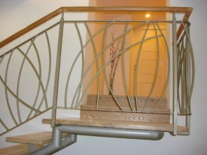 מדרגות קורה ישרה, חיפוי עץ ומעקה מתכת ועץ בטיחותי