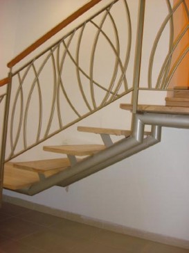 מדרגות קורה ישרה, חיפוי עץ ומעקה מתכת ועץ בטיחותי