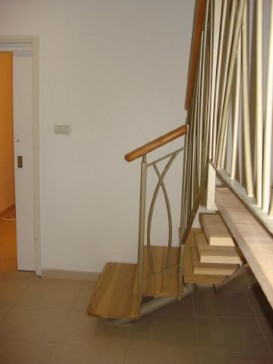 מדרגות קורה ישרה, חיפוי עץ ומעקה מתכת ועץ בטיחותי