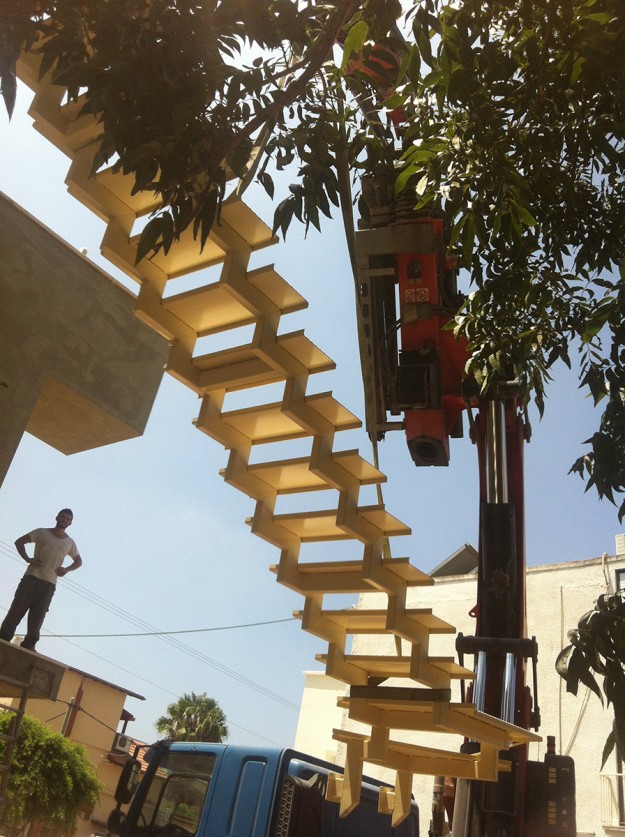 הרכבת מדרגות מתכת מדורגות בבית הלקוח בעזרת מנוף הידראולי