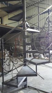ייצור מדרגות לוליניות במפעל אר נבו (לפני צביעה)