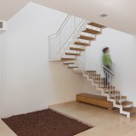 מדרגות מדורגות עם מעקה מתכת לבן בוילה בגבעתיים. הלקוחה אמנית והיתה שותפה בעיצוב ובתכנון המדרגות, למראה עדין קליל ואורירי.